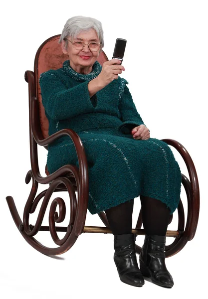 年配の女性が携帯電話で写真を撮る — ストック写真