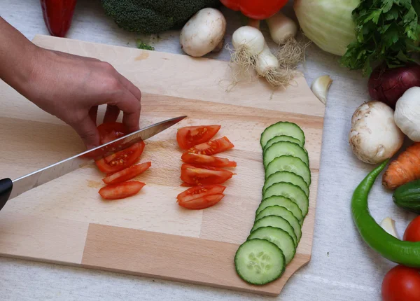 Hand cutting vegetables — Stock Photo, Image