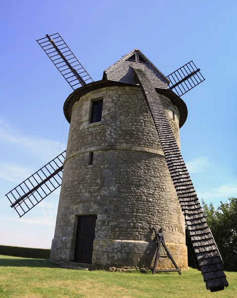 フランスの伝統的な木製風車の裏側 — ストック写真