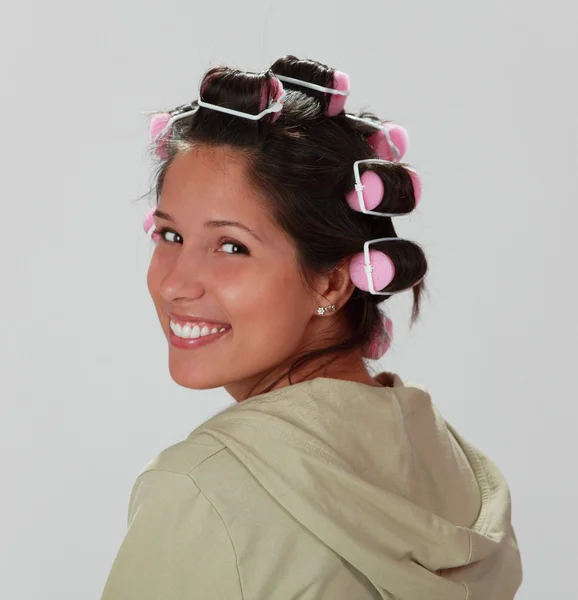Kvinna med hår papiljotter — Stockfoto