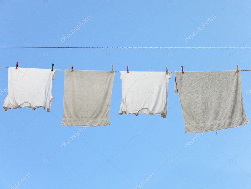 Un tendedero con toallas y sábanas de colores colgando en la brisa