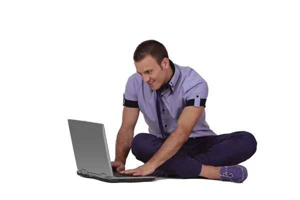 Jeune homme travaillant sur un ordinateur portable — Photo