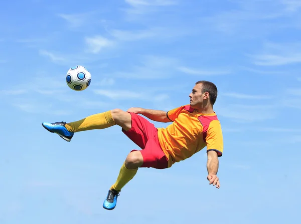 Akrobatiska fotbollspelare — Stockfoto