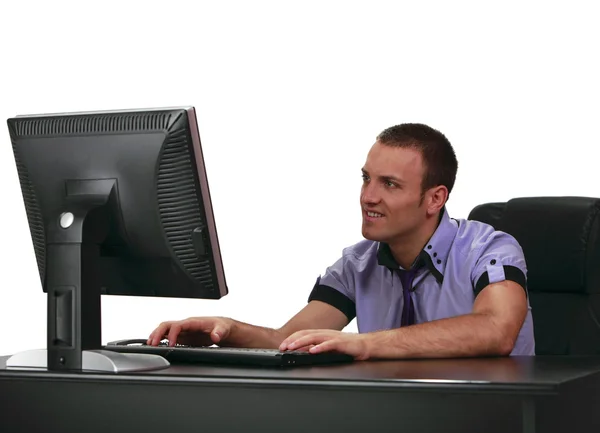 在计算机上的年轻人 — 图库照片