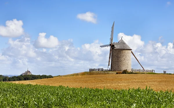 Tradiční větrný mlýn v okolí — Stock fotografie