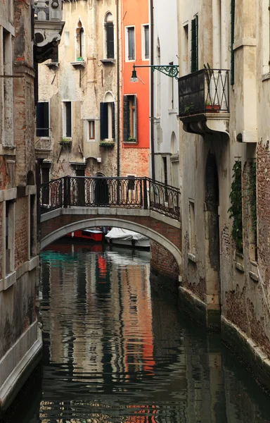 Pequeno canal em Veneza — Fotografia de Stock