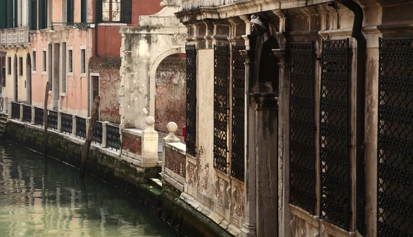 Canal venetiano pequeno — Fotografia de Stock