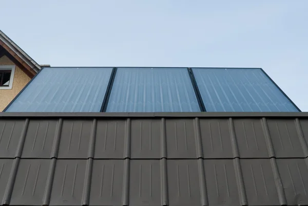Solarzellen vor dem Haus — Stockfoto