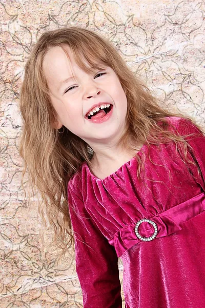 Маленька дівчинка, сміючись — стокове фото
