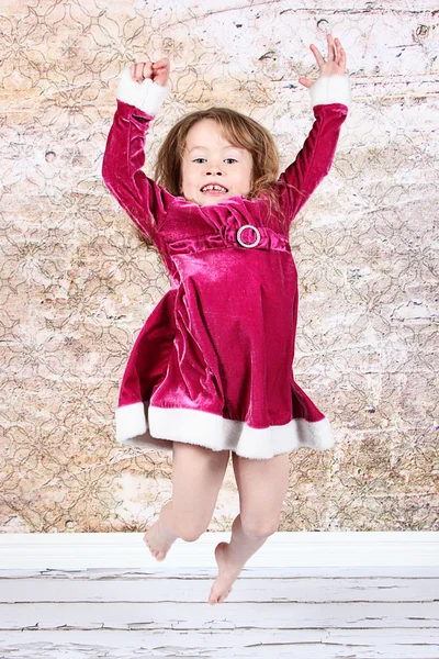 Kleines Mädchen springt — Stockfoto