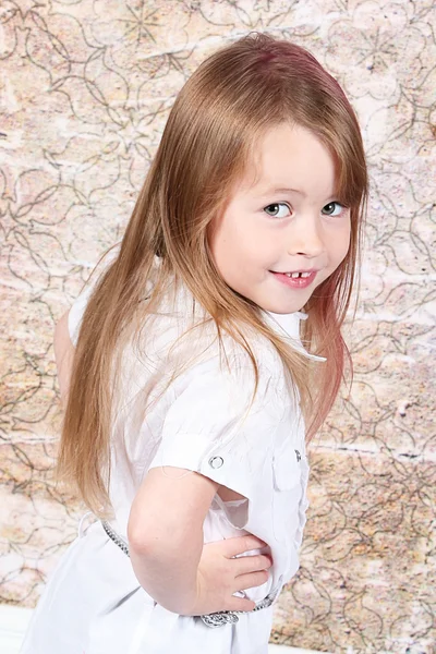 Söpö pieni tyttö poseeraa — kuvapankkivalokuva