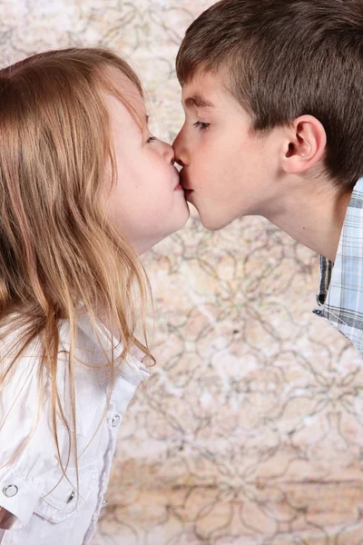 Мальчик и девочка целуются — стоковое фото