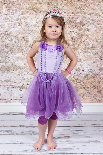 Klein meisje gekleed als prinses — Stockfoto