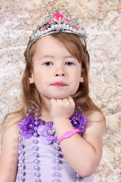 Klein meisje gekleed als princeness — Stockfoto