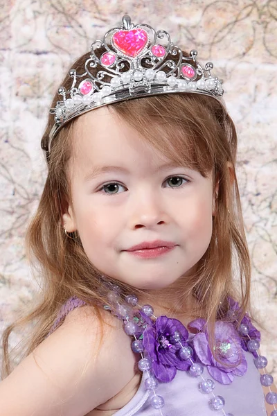 Kleines Mädchen an Prinzessin gekleidet — Stockfoto