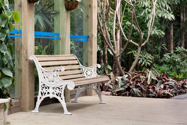 Cadeira na casa de verão deck de madeira — Fotografia de Stock