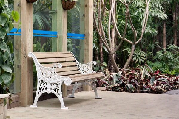 Stoel op het zomer huis houten dek — Stockfoto