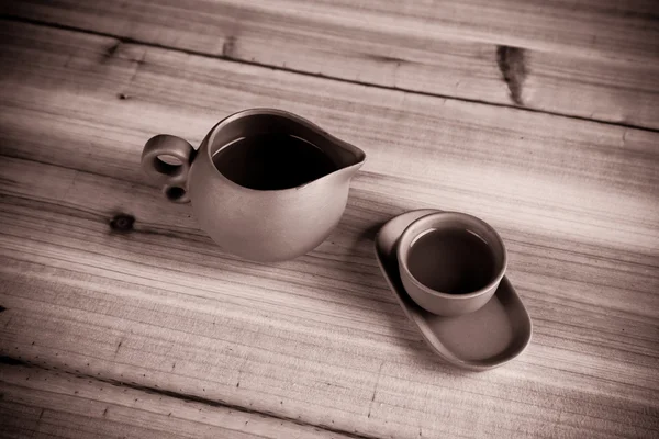 Old fashioned Chinese tea cups on the wooden table — Stockfoto