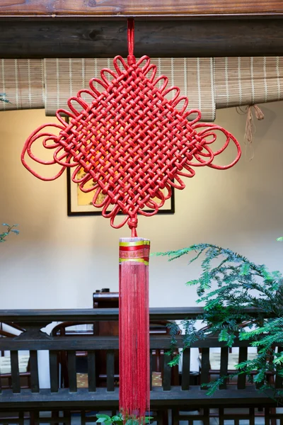 Chinese festal knotting hanging on wooden beam — Stock Photo, Image