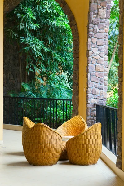 Βεράντα με καρέκλες ινδικού καλάμου — Φωτογραφία Αρχείου