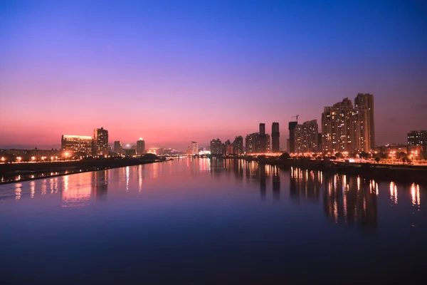 Ciudad skyline en el crepúsculo — Foto de Stock