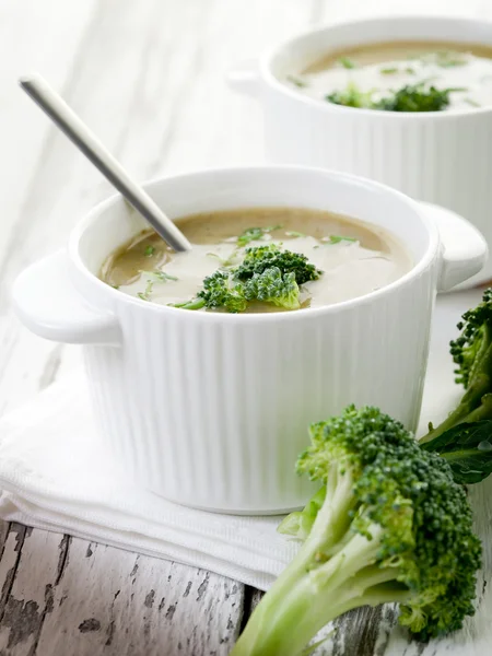 Brokkoli-Suppe auf Schüssel über Holz Hintergrund — Stockfoto