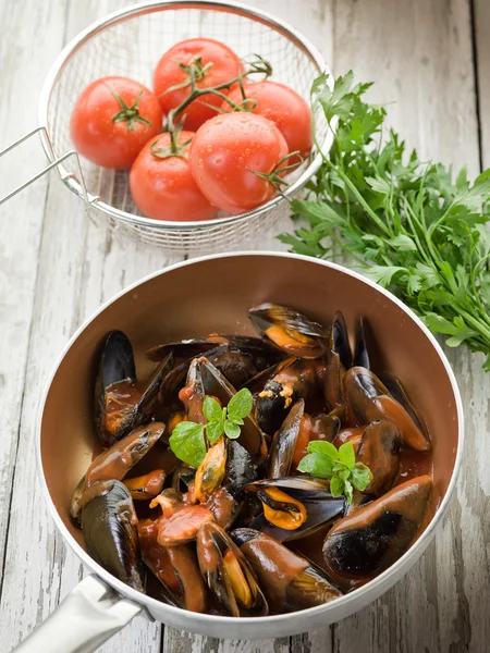 ムール貝のトマトソースと鍋にバジル — ストック写真