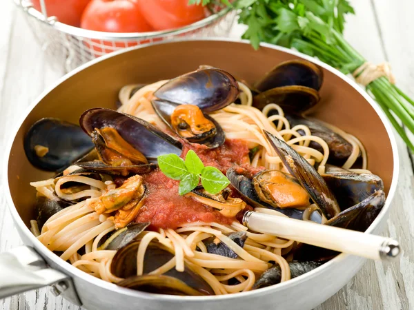 ムール貝とキャセロールにトマトソースのスパゲッティ — ストック写真