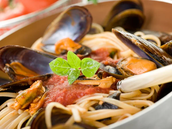 Спагетти с мидиями и томатным соусом за запеканкой — стоковое фото