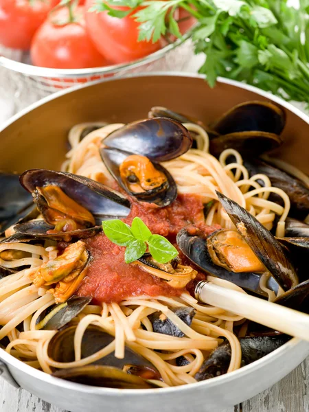 ムール貝とキャセロールにトマトソースのスパゲッティ — ストック写真