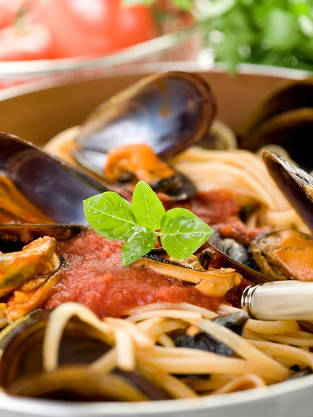 Spaghetti met mosselen en tomatensaus over casserole — Stockfoto