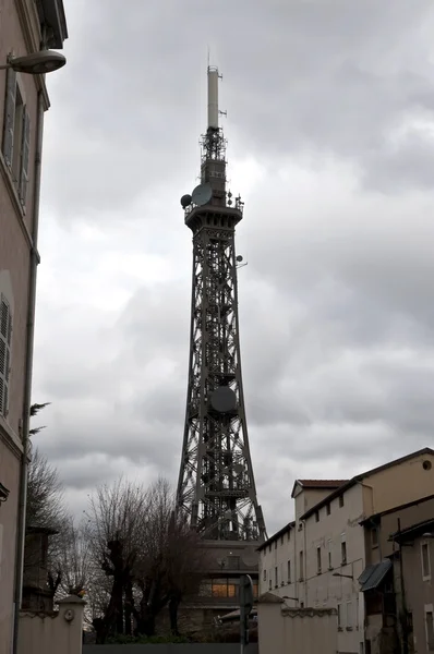 Stora telecom antenn i en fransk stad — Stockfoto