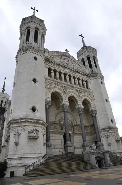 Framsidan av fourviere katedralen i lyon city — Stockfoto