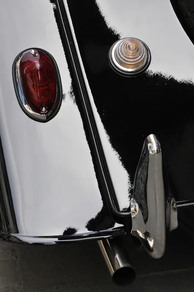 Вид старого хромированного заднего фонаря на автомобиле Morgan — стоковое фото