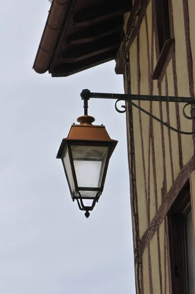 Lanterna metálica de estilo antigo em uma parede de casa de bask — Fotografia de Stock