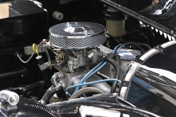 Motor cromado de un viejo coche Morgan —  Fotos de Stock