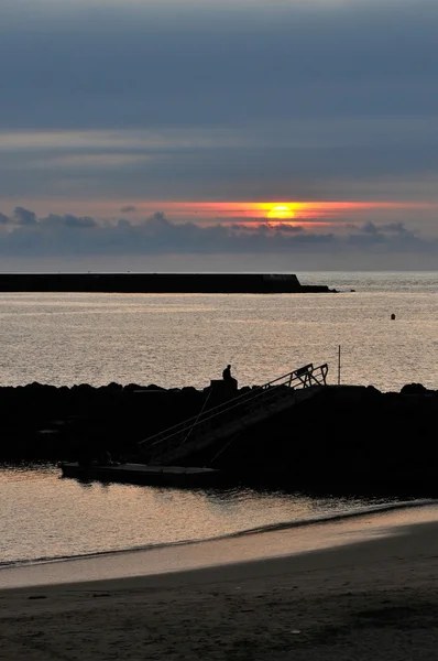 Dalgakıran deniz gün doğumu sırasında görünümünü siluet — Stok fotoğraf