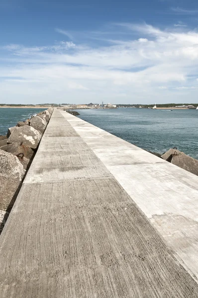 Długie betonowe molo z morza i niebieski niebo — Zdjęcie stockowe