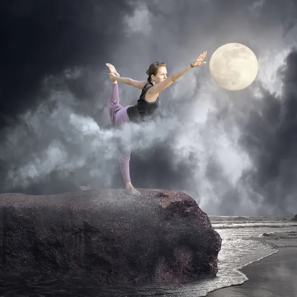 Yoga al chiaro di luna — Foto Stock