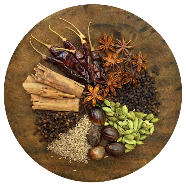 Blandade kryddor på en trä skärbräda — ストック写真