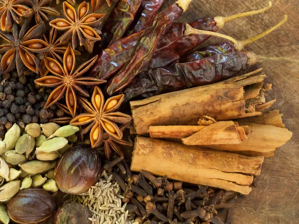 Blandade kryddor på en trä bakgrund — Stockfoto
