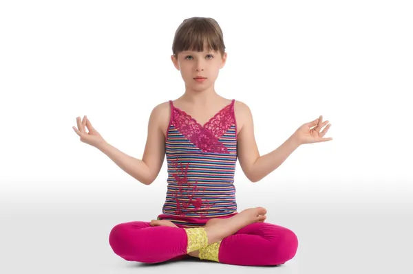 Маленькая девочка в йоге сидеть Стоковое Фото