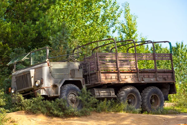 Винтажный военный грузовик — стоковое фото