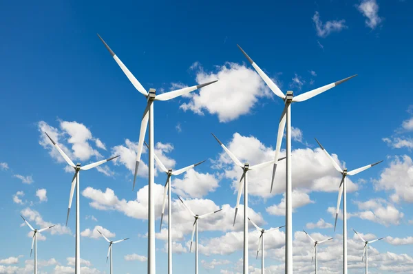 Energia eólica no céu azul — Fotografia de Stock