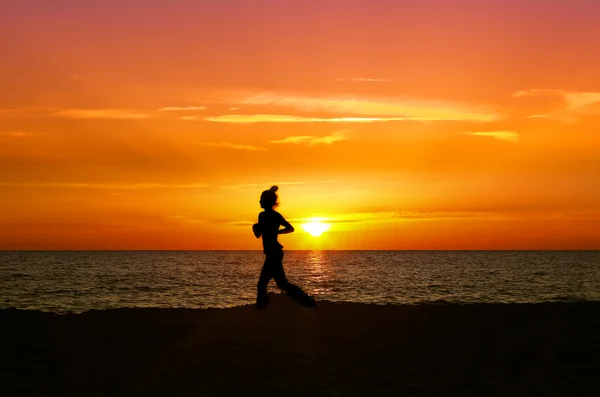 日没時に実行している健康な女性 — ストック写真