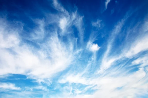 Голубой фон неба с крошечными облаками — стоковое фото