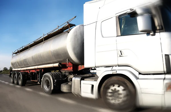 Camión cisterna de combustible conduciendo por carretera / movimiento — Foto de Stock