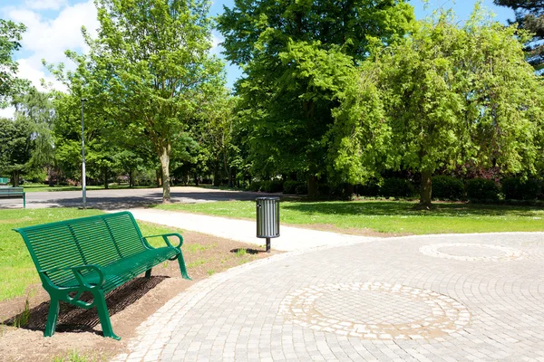 Una panchina nel parco — Foto Stock