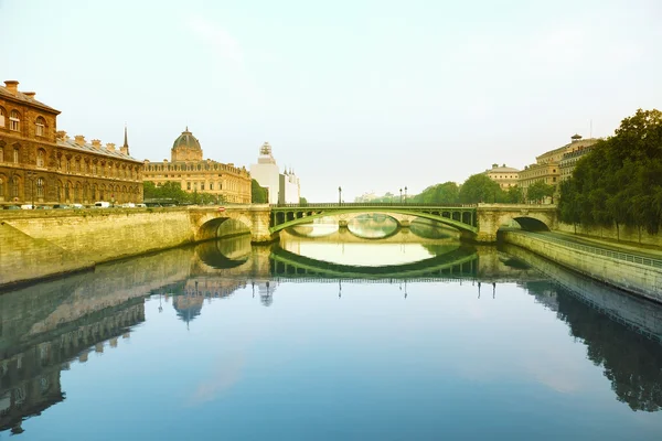 Rio Sena e Ponte em Paris, França — Fotografia de Stock