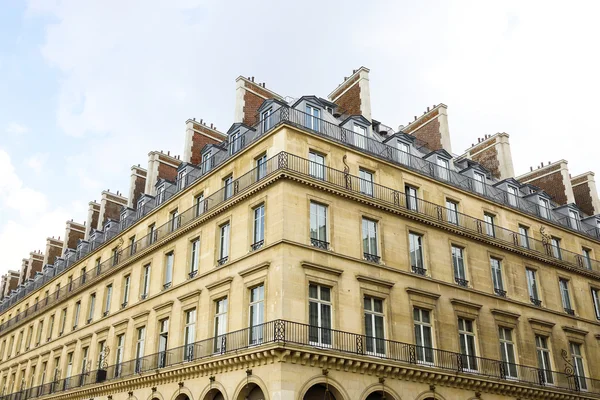 Typická francouzská architektura v Paříži, Francie. — Stock fotografie